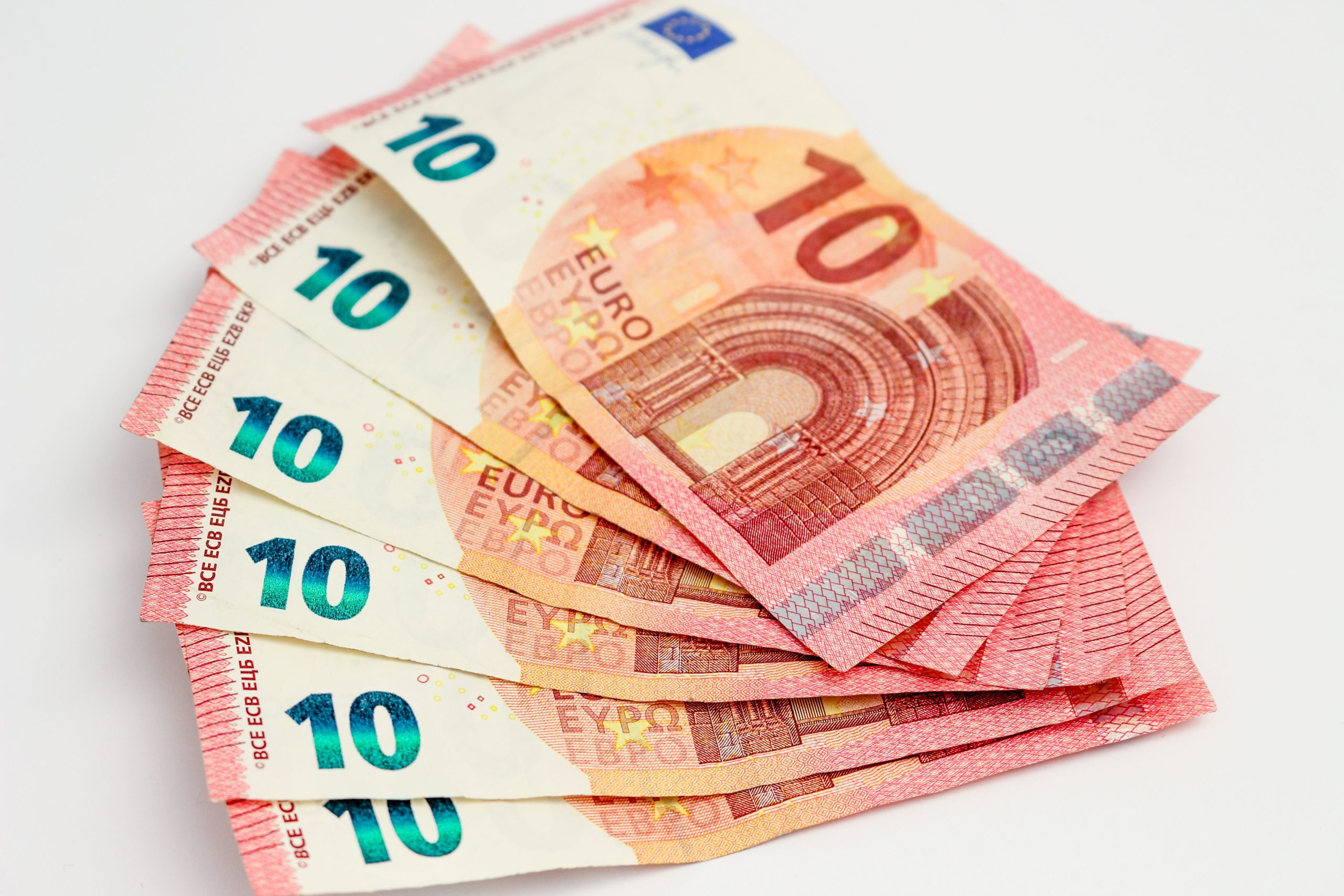 Éventail de billets de dix euros sur fond blanc