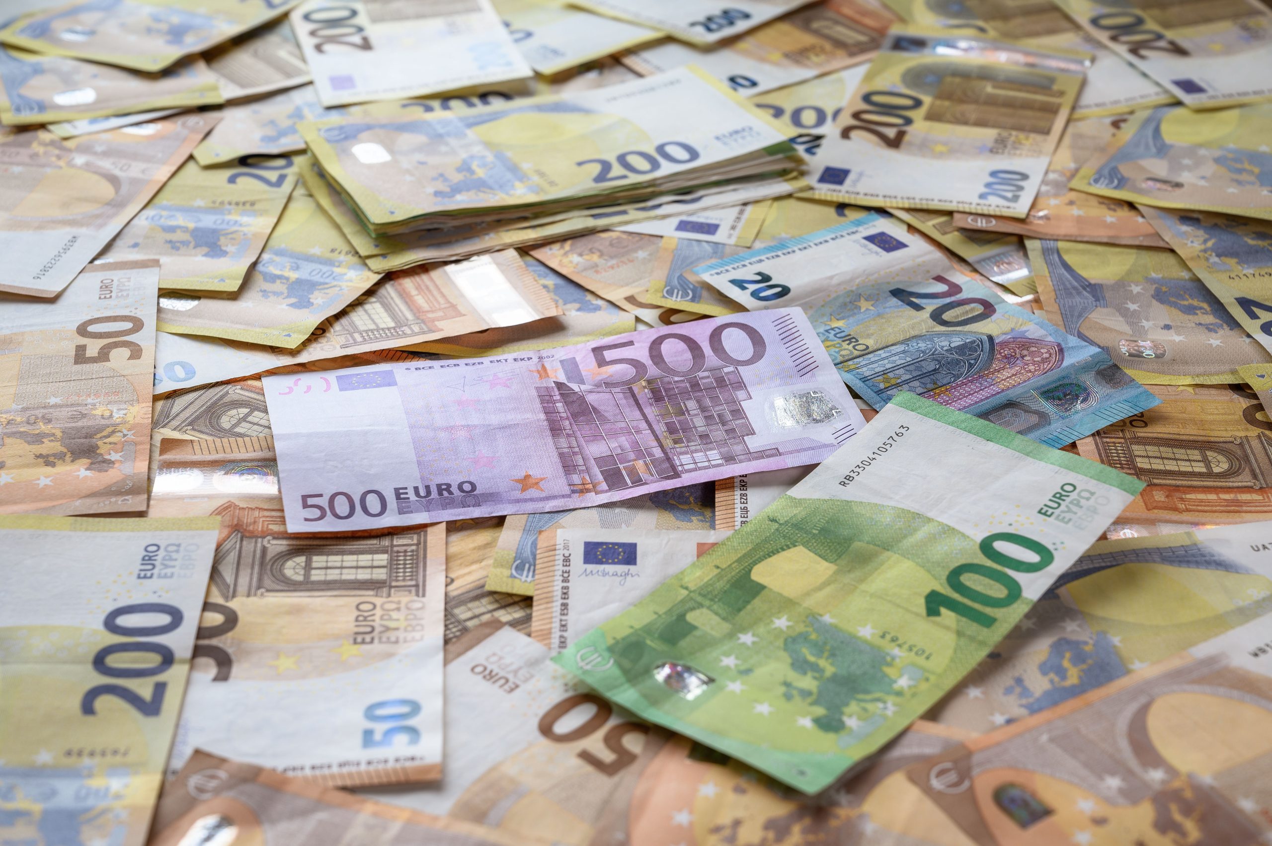 Billets en euros symbolisant la richesse et l'épargne