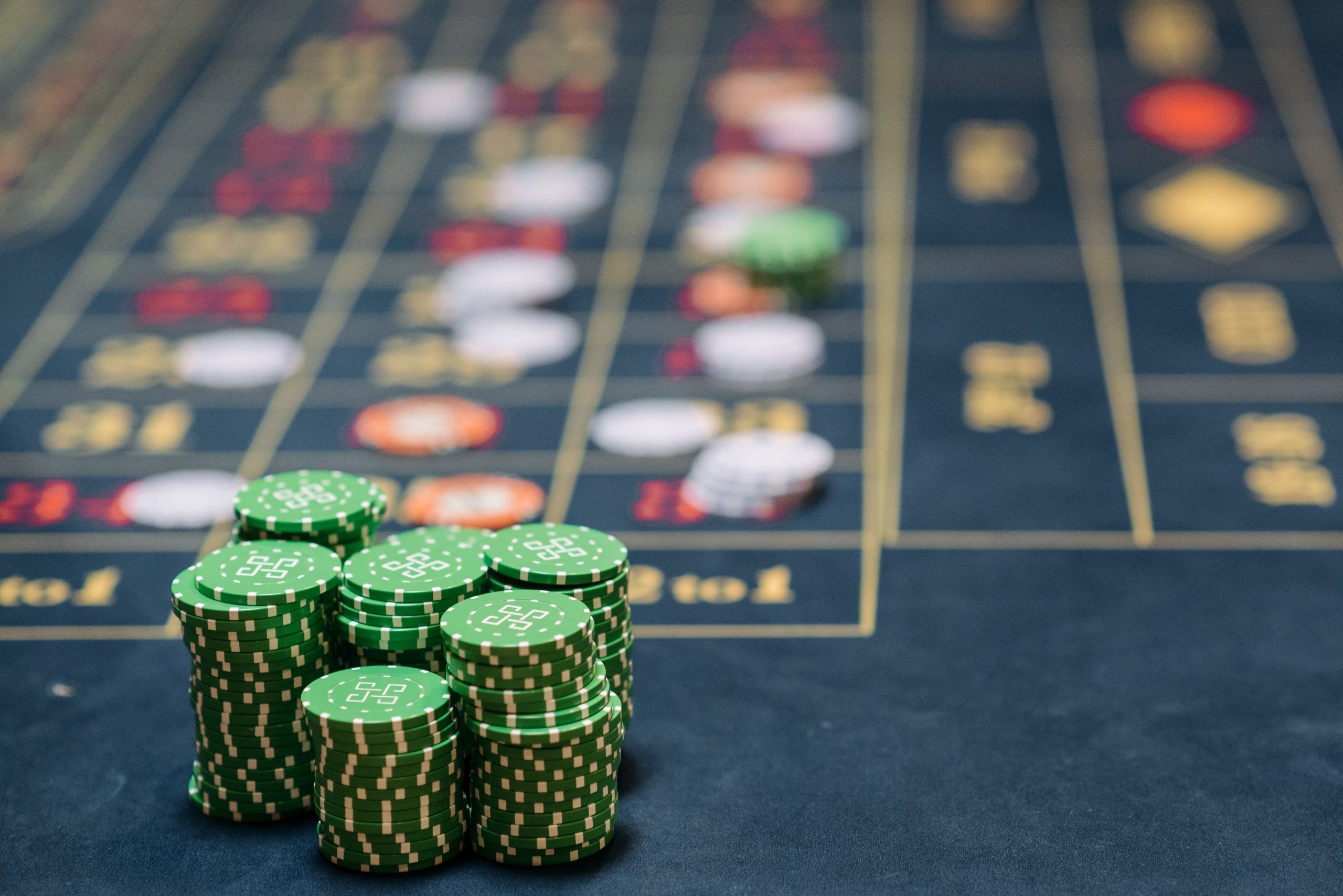 Pile de jetons de poker verts sur table de casino