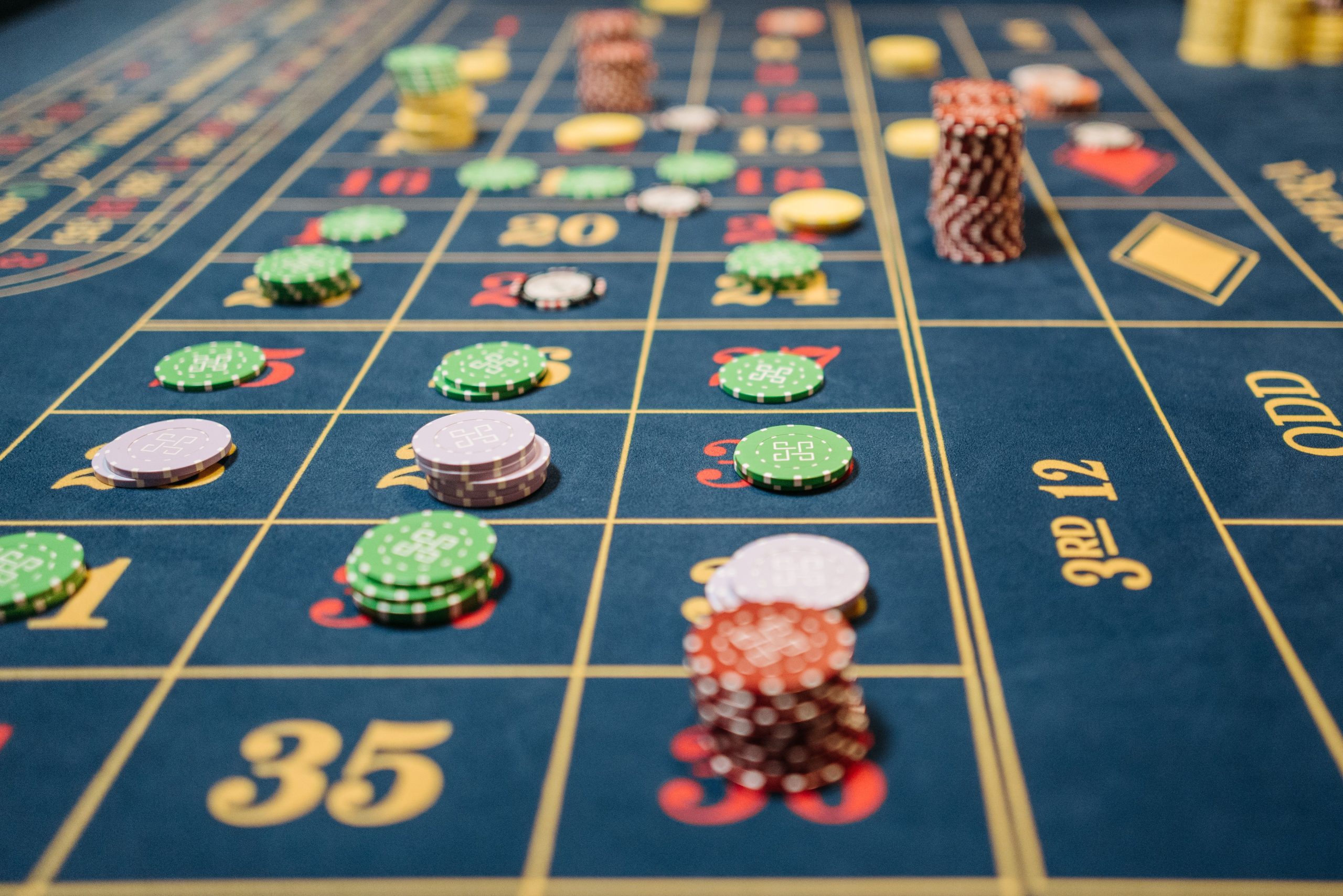 Table de roulette avec jetons de poker colorés