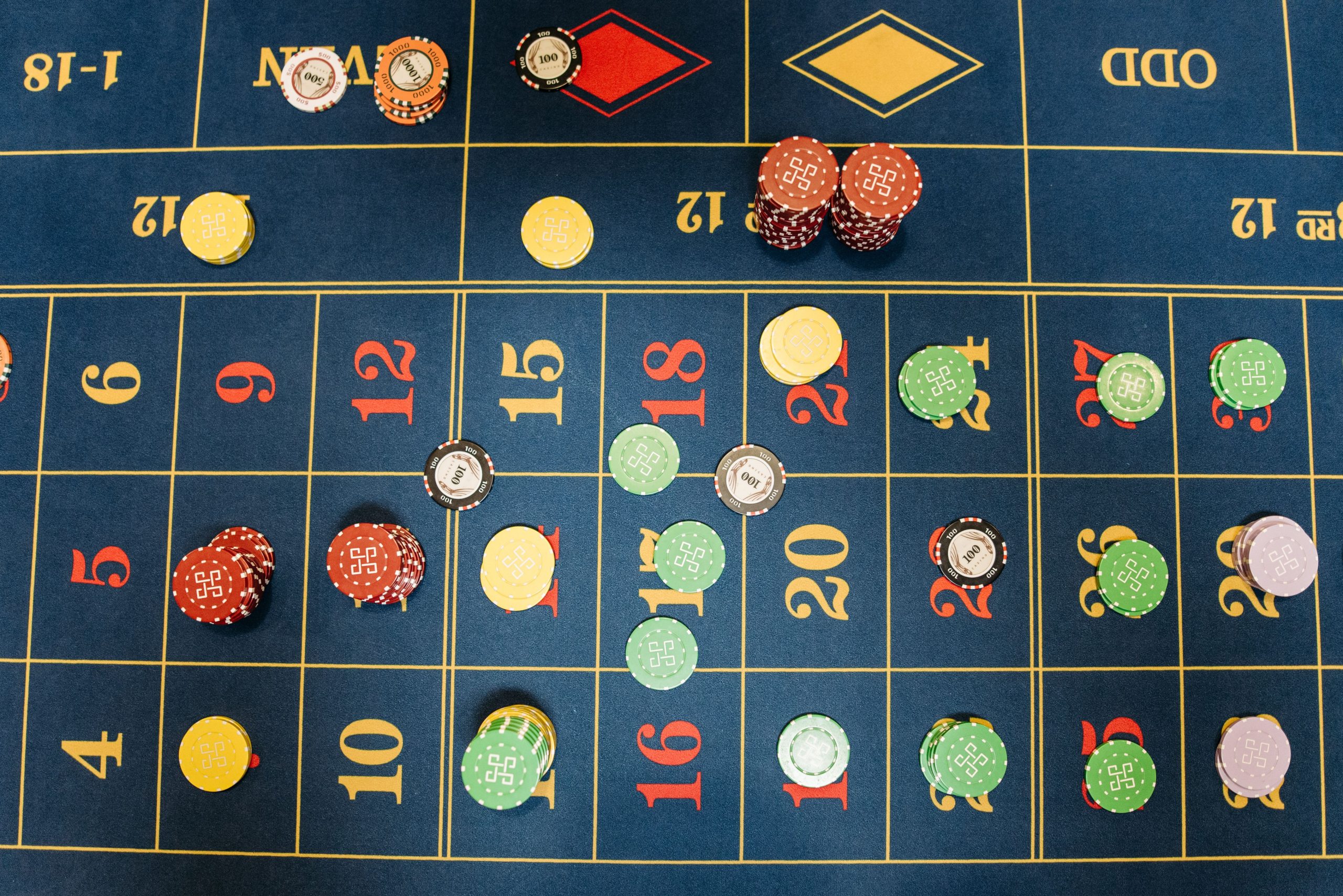Vue aérienne d'une table de roulette avec jetons