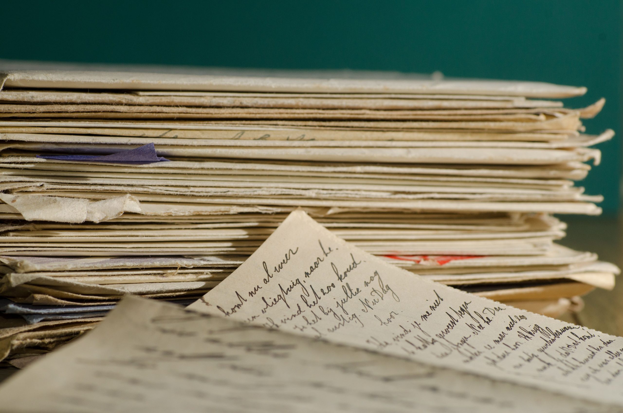 Lettres et papiers manuscrits empilés ensemble