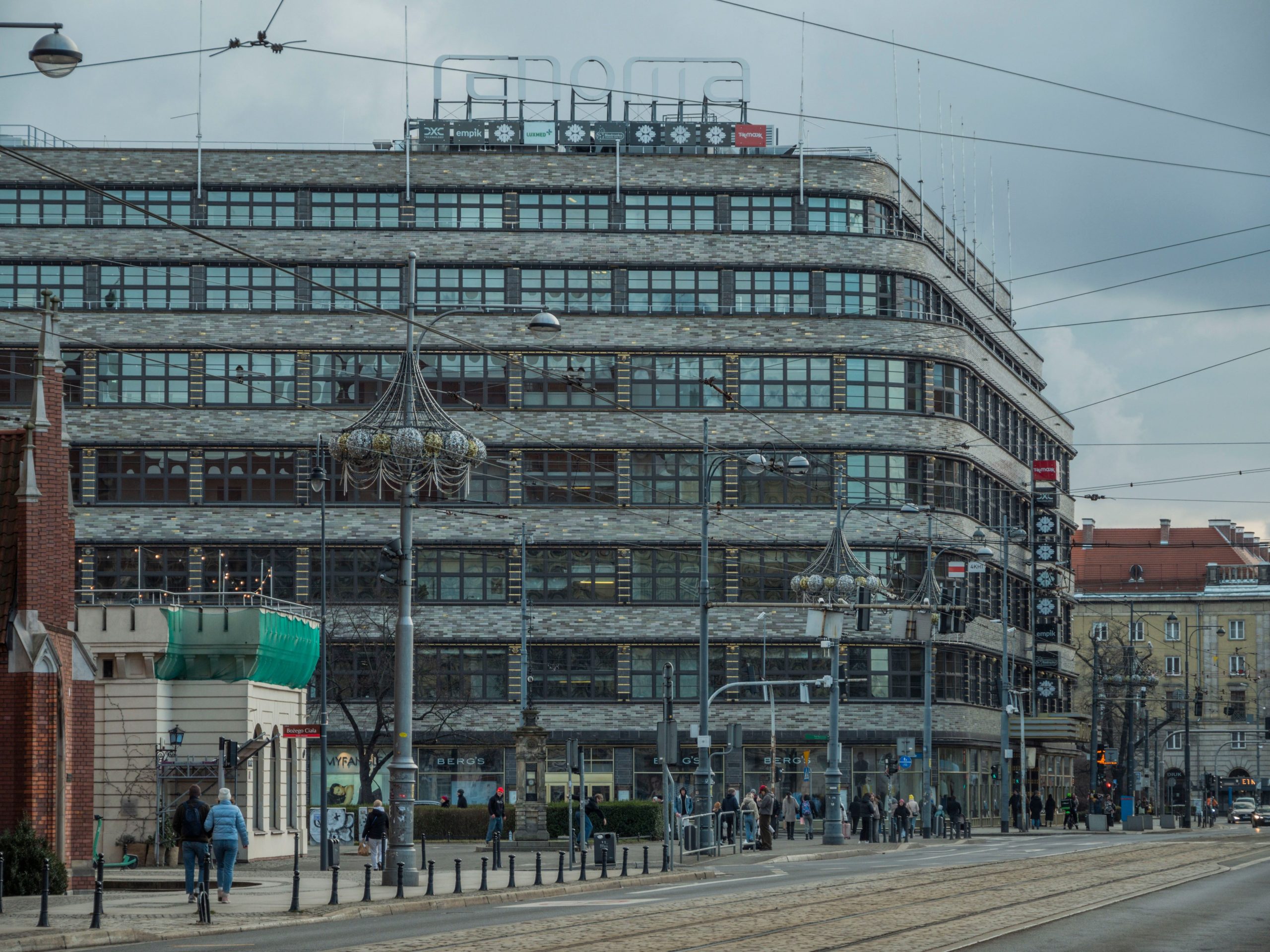 Façade urbaine historique d'un grand magasin