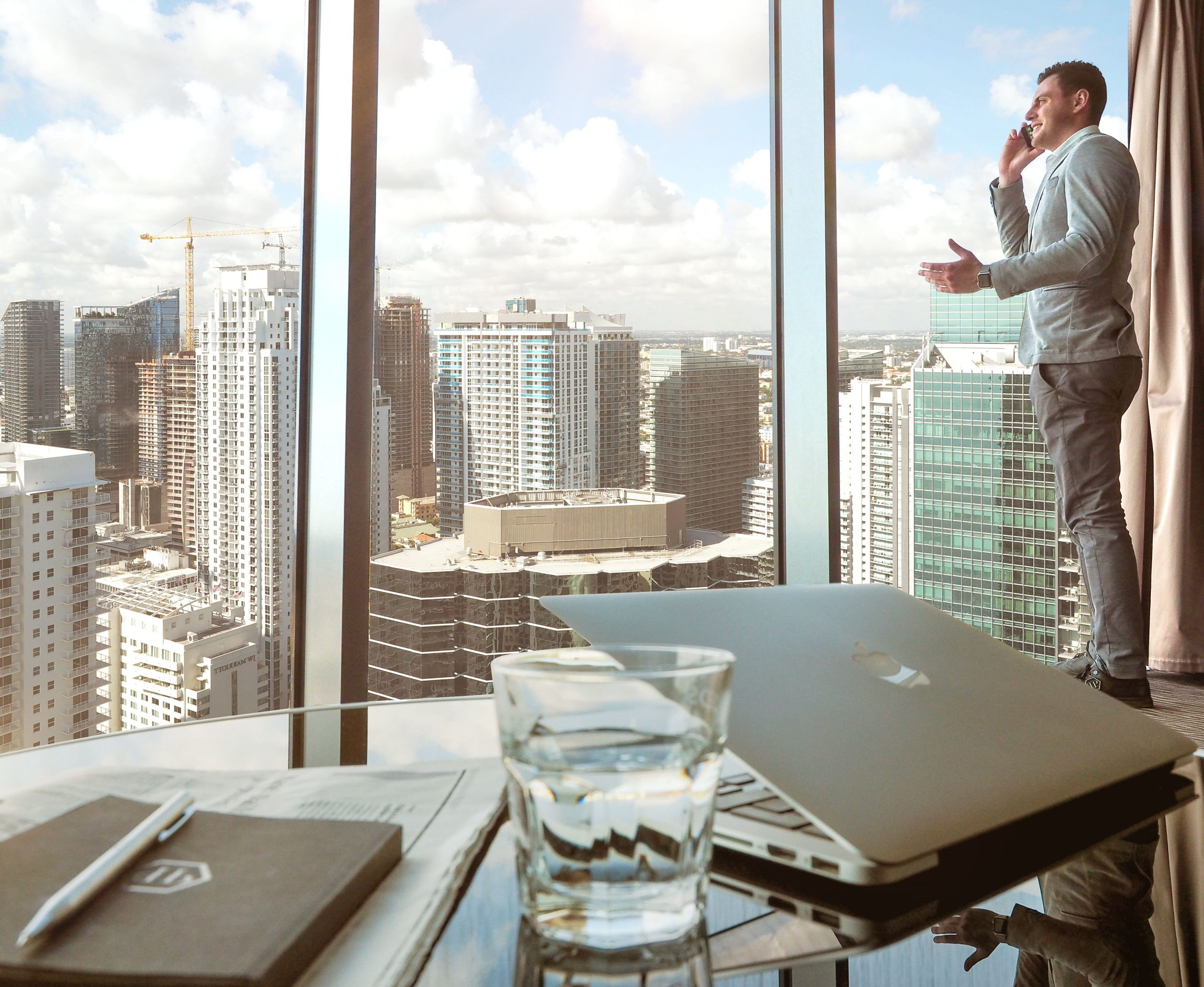 Homme d'affaires au téléphone devant la skyline urbaine