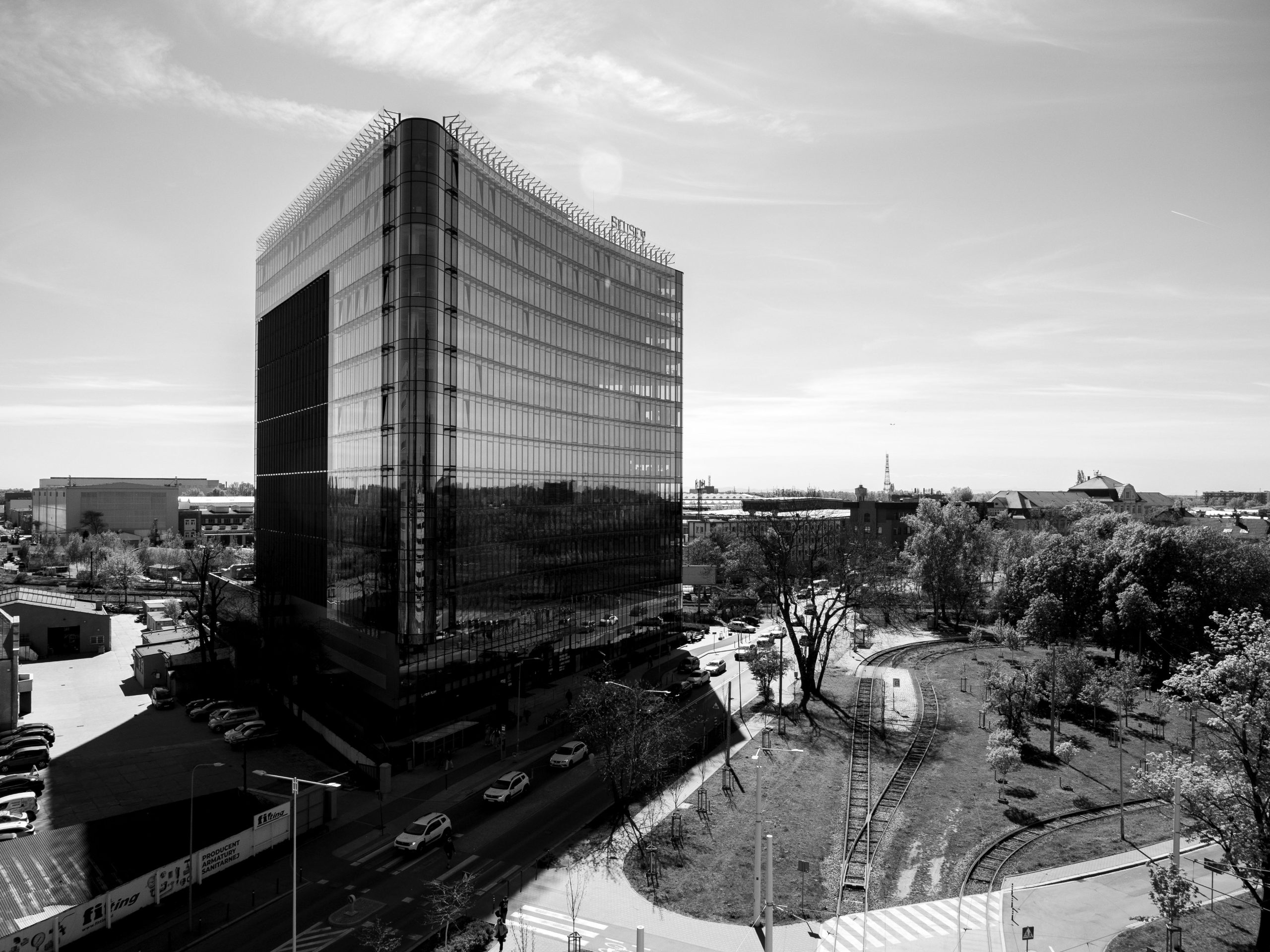 Immeuble de bureaux vitré en noir et blanc