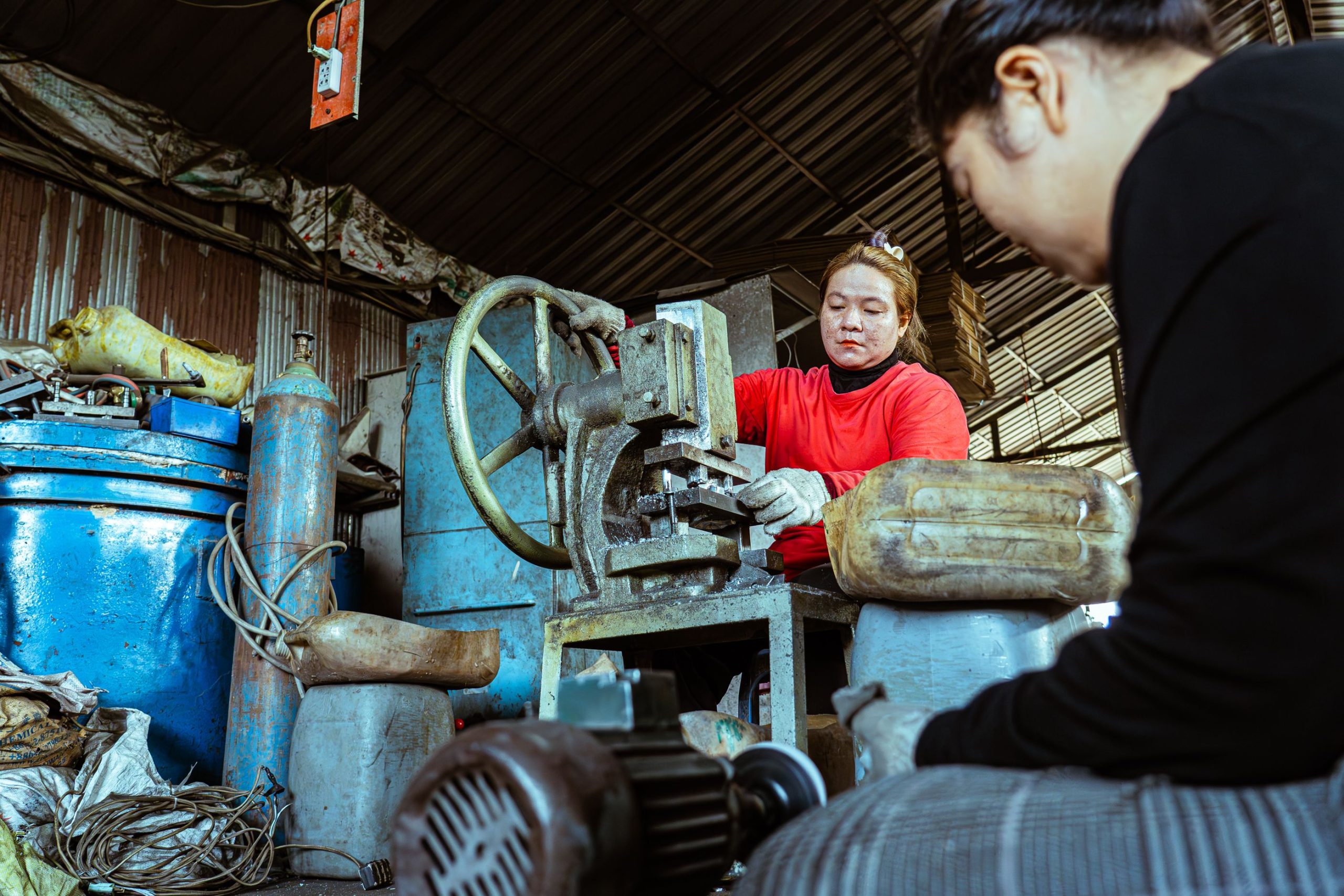 Deux femmes concentrées sur une machine industrielle