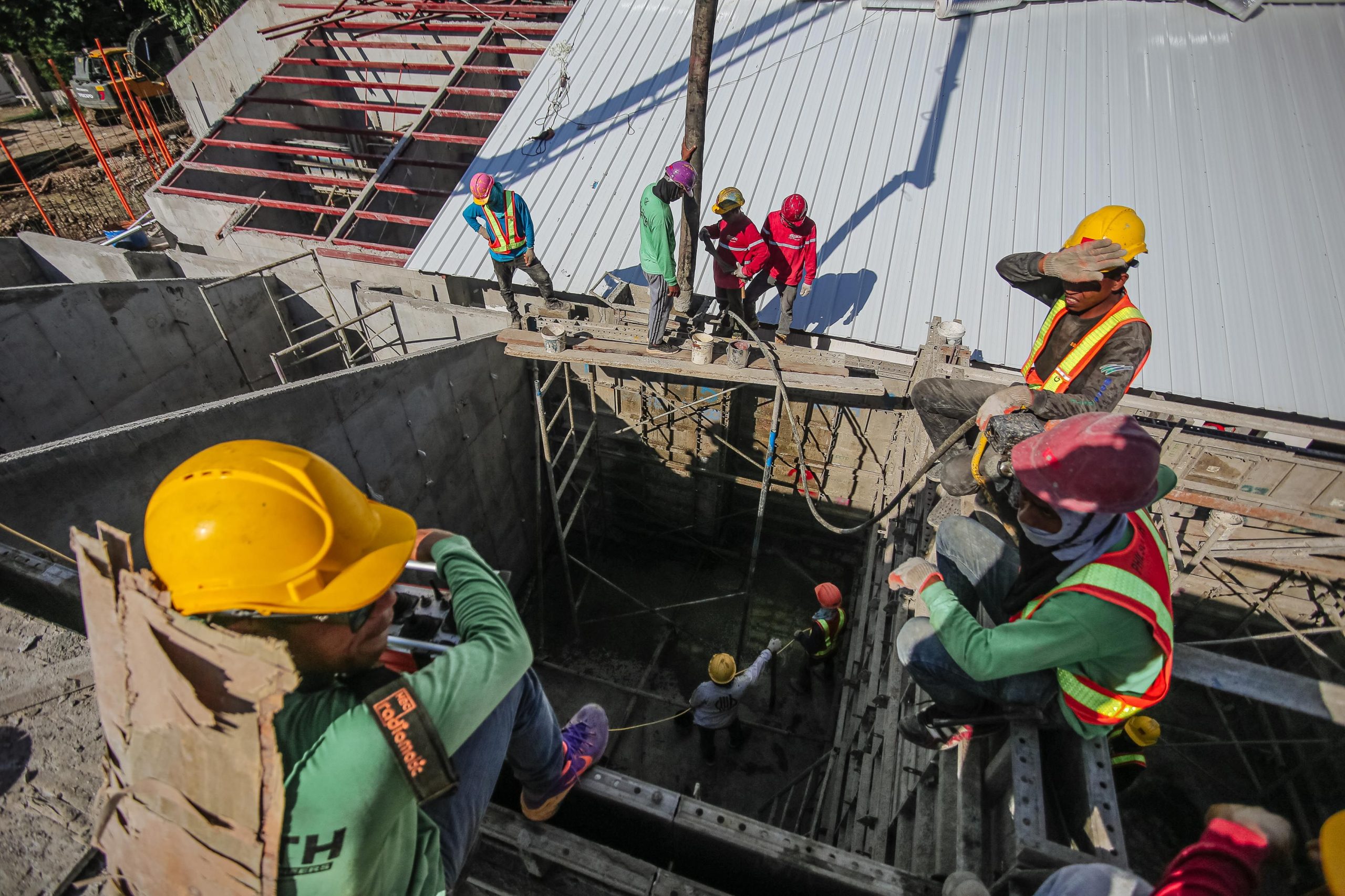 Ouvriers du bâtiment casqués sur un chantier