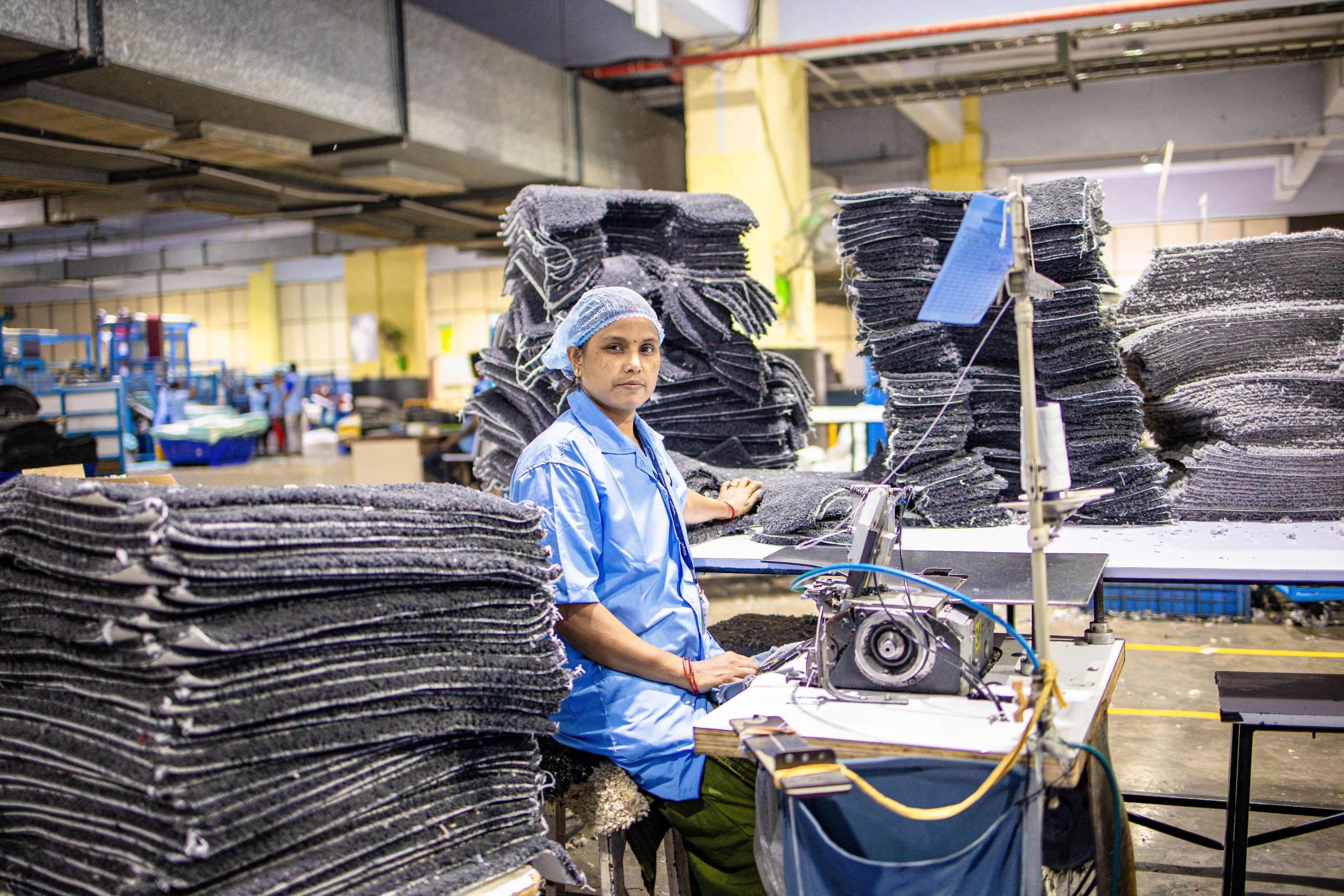 Ouvrière sur une machine à coudre en usine